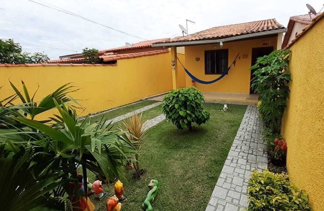 Casa con barbacoa y playa al final de la calle.