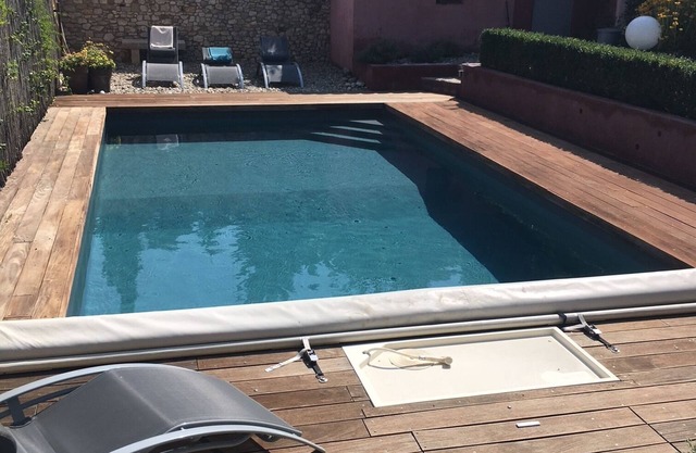 Casa, piscina y amplio jardín en el corazón del pueblo.