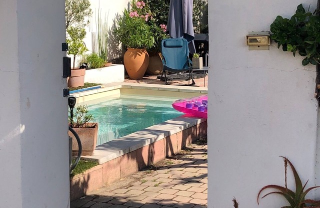 Casa con jardín y piscina a 200M de la playa.