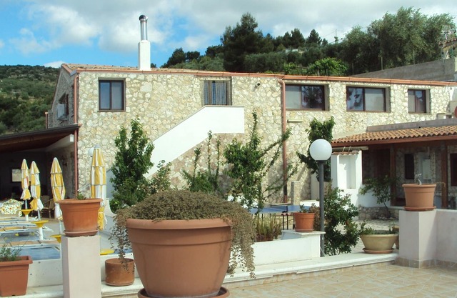Casa con jardín en un contexto tranquilo y relajante.