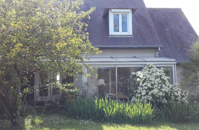 Casa con jardín cerca de la playa en una zona tranquila.