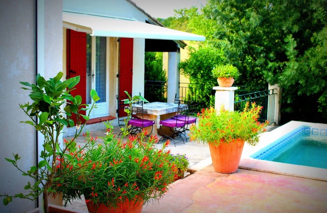 Casa con estudio independiente y piscina en un pueblo en el corazón de los Alpilles