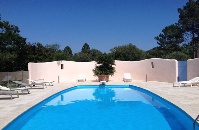 Casa con gran jardín y piscina vallada