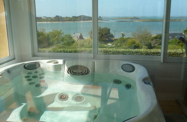 Casa con vistas panorámicas de la entrada a la Aber Wrach con jacuzzi.