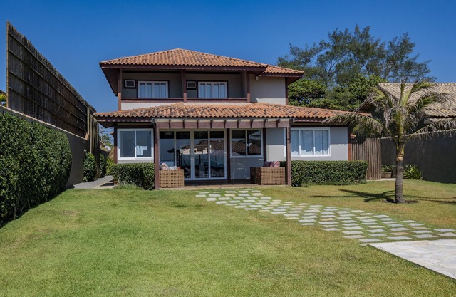 Casa con piscina junto al mar.