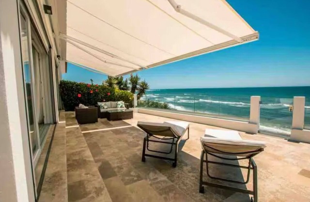 ¡Casa con piscina y acceso privado a la playa!