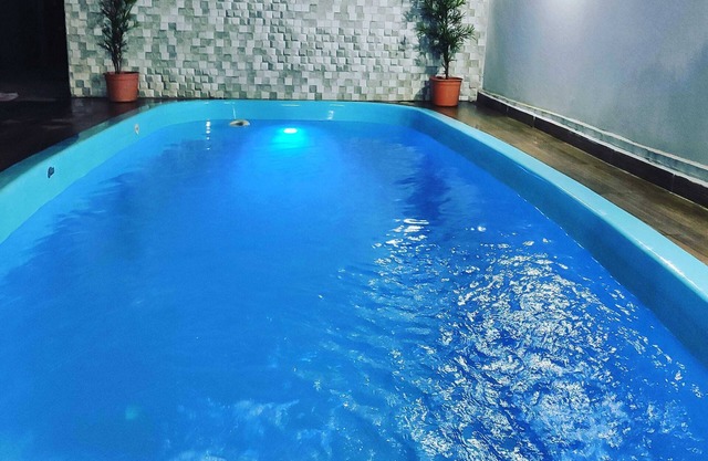 Casa con piscina y estufa de leña a 12 minutos de Beto Carrero