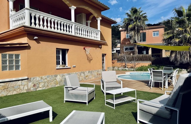 Casa con piscina privada y jacuzzi a 2km playa