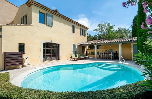 Casa con piscina privada climatizada y vista directa al Golf de Pont Royal