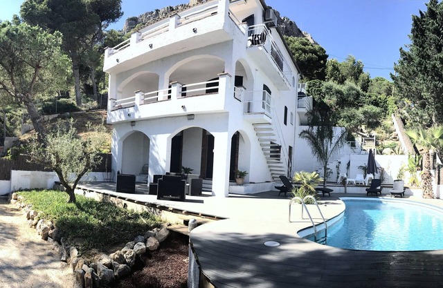 Casa con piscina privada, vistas al mar excepcional