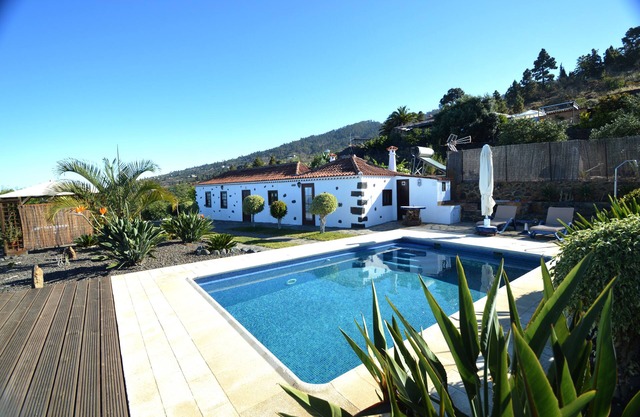 Casa con piscina privada, vistas al mar y WI-FI en Tijarafe, La Palma
