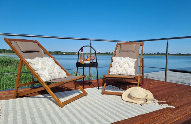 Casa flotante en Łazy junto al lago Jamno
