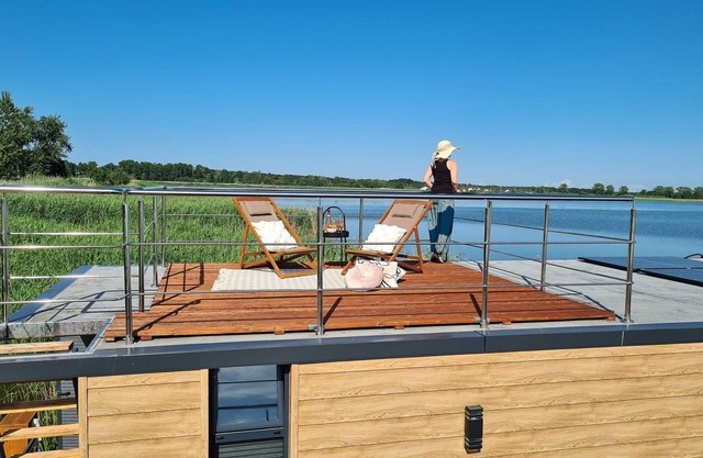 Casa flotante en Łazy junto al lago Jamno
