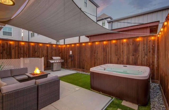 Houston Central Location - Stylish with Jacuzzi
