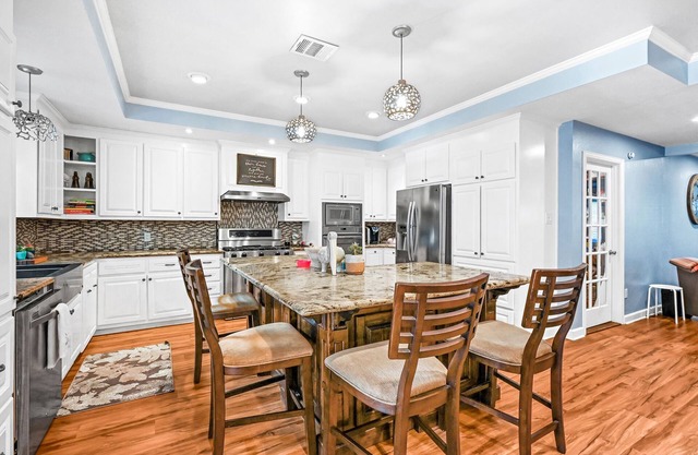 Houston Dog Friendly Cottage & Gated and Cozy Home