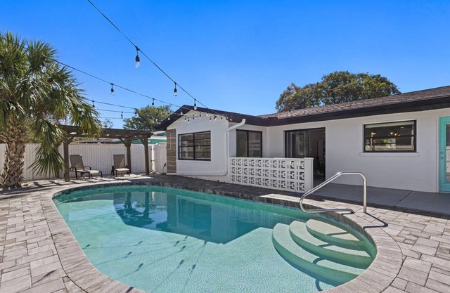 HUGE - 12 Bed Luxury Pool Home - 15 Minutes to Anna Maria Island Beaches!