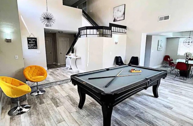 Huge 5 Bedroom w/ Pool close to strip
