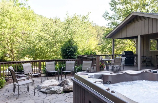 Huge 5br + gourmet kitchen, hot tub, fire pit 15min to DT, 3mi to BRP