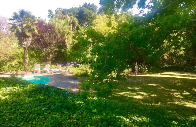 Enorme finca ajardinada en Marin, perfecta para retiros o reuniones familiares, capacidad para 16