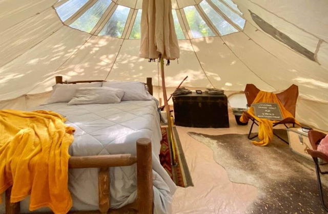 ¡Enorme tienda de glamping de lujo enclavada en la naturaleza junto a 2 cascadas!