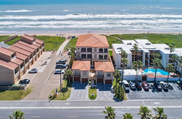 ¡Crown Jewel en South Padre Island! Casa frente al mar con piscina privada y jacuzzi! Duerme 22!