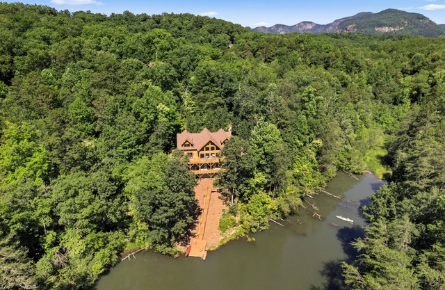 Huge Spacious Cabin On the Lake. Mountain/Lake views