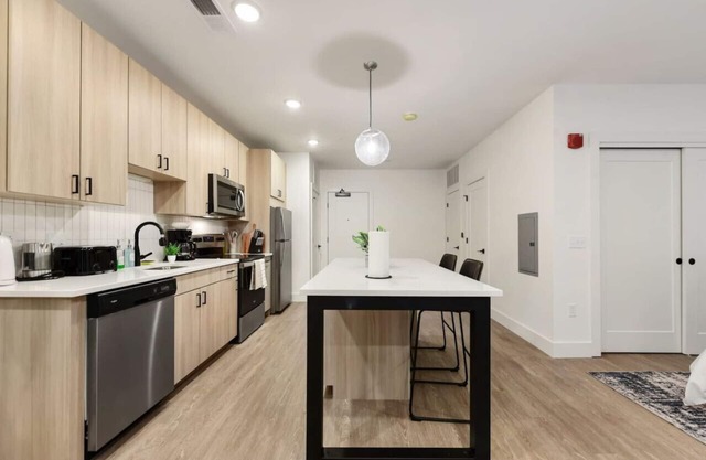 GYM+HULU+Parking Near Shopping-UPMC-Universities