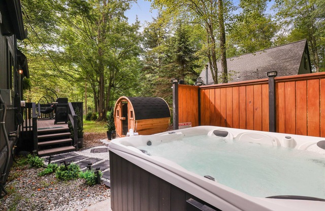 Hydrotherapy jacuzzi-sauna -Pool Lake Sauna Hydro Hot Tub, Romantic Cabin