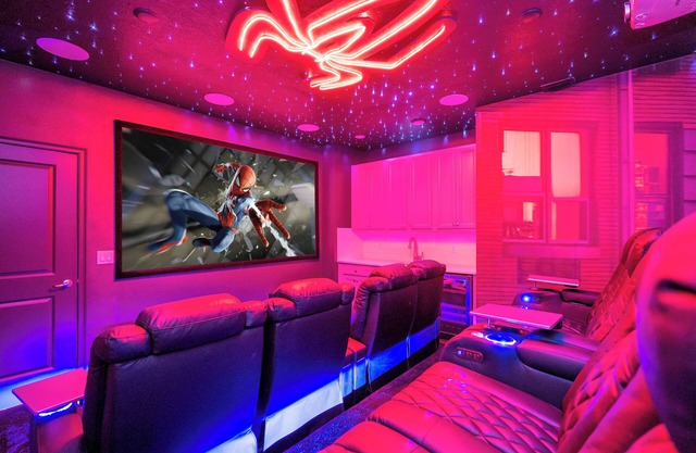 STOP! Epic 15BR Movie-Themed Villa – 5824