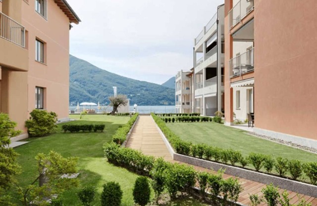 Contemporary 2 bed apartment. Pool. Jacuzzi. Walk to restaurants.