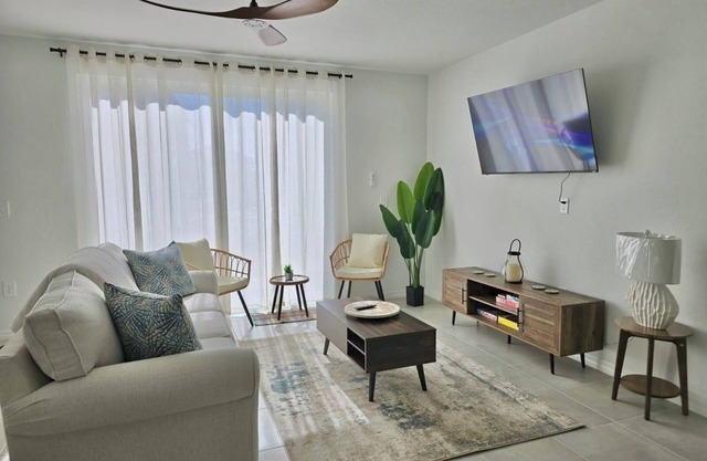 Charming 3-bedroom townhome with AC and WiFi in superb Lakewood Ranch