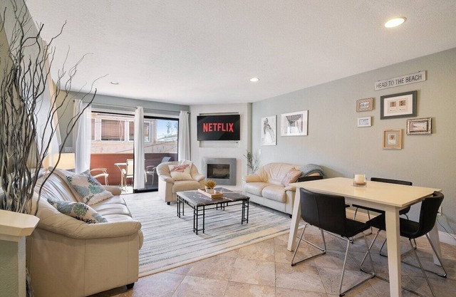 IB Coastal Condo / Beachfront / Shops / Patio