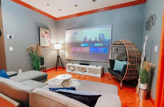 IceCream / Pool Table / 120" Projector / King Bed