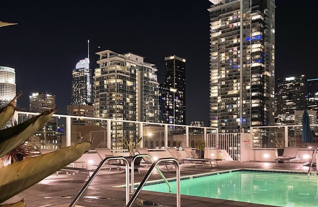 Iconic Heart of DTLA Loft with Rooftop Pool/Jacuzzi/Skyline