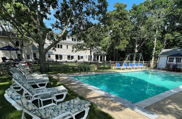 Ideal para familias extendidas: piscina, cancha de tenis, casa de huéspedes.