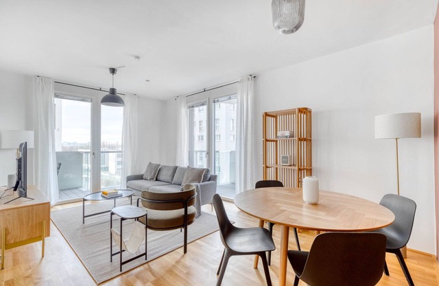 Ideal Marinatower 2BR w/ Gym & Elevator, nr metro U2, by Blueground