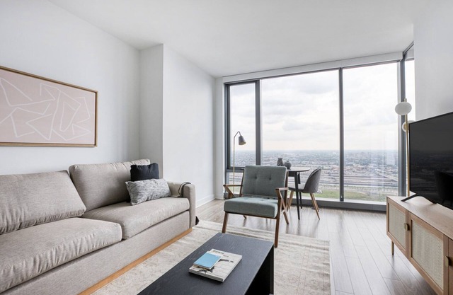 Ideal South Loop 1BR w/ Pool, Gym, Roof Deck, 1 block to L, by Blueground