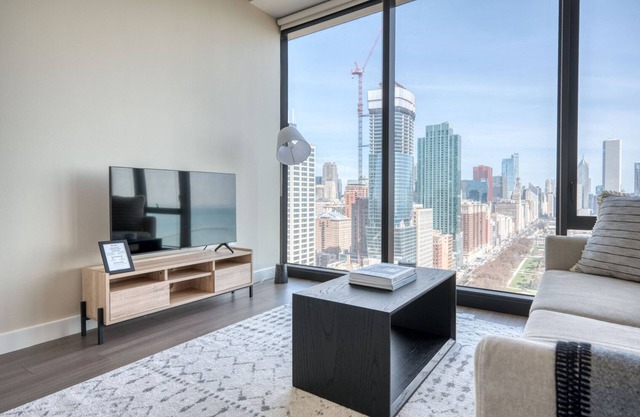 Ideal South Loop 1BR w/ Pool, Gym & Spa, nr Grant Park, by Blueground