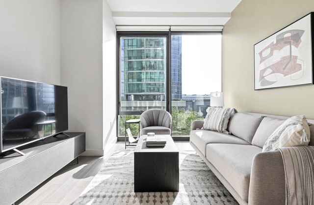 Ideal South Loop 2BR w/ Pool, BBQ & Gym, nr Grant Park, by Blueground