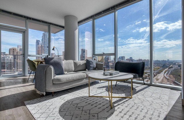Ideal South Loop 2BR w/ Pool, Gym & Rooftop, nr L, by Blueground
