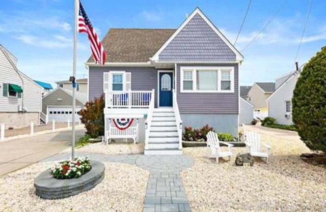 IDEAL VACATION SPOT! CLOSE TO THE BEACH AND EVERYTHING ELSE!