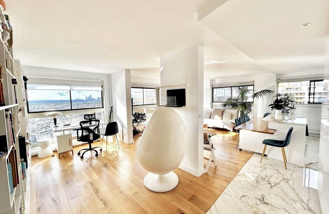 Ideally located last floor duplex with exceptional view on Eiffel Tower & Seine