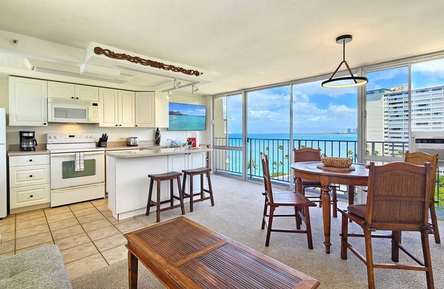 Idílicas vistas al mar desde el piso 12 Suite de 1 dormitorio con cocina completa
