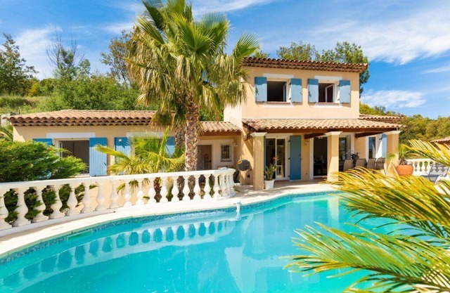 Entorno idílico rodeado de naturaleza con piscina privada e impresionantes vistas.
