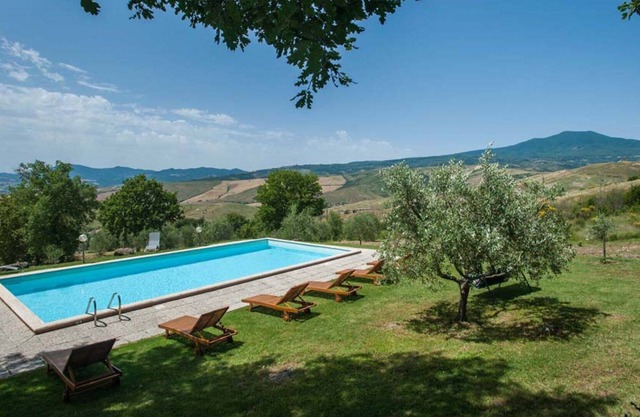 Il Cerro, independent residence sleeping 12 in Radicofani