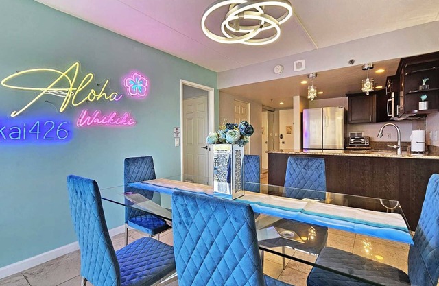 Ilikai 426 2 Bedroom Ocean / Pool Views - 1 K, 2 Full and 2 Q Sofa Beds