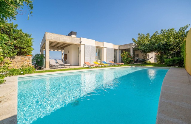 Illa: Magnifica villa con piscina, jardín y vistas