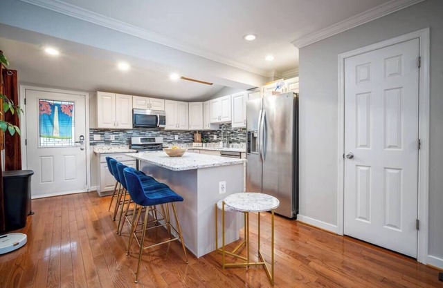 Luxury Urban Oasis Free Parking Centrally Located!