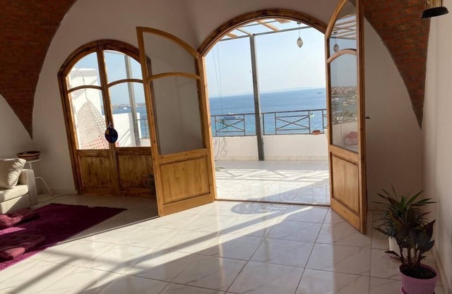 Immaculate 3-Bed Apartment sea view