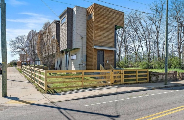This house is a 3 bedroom(s), 2 bathrooms, located in Nashville, TN.